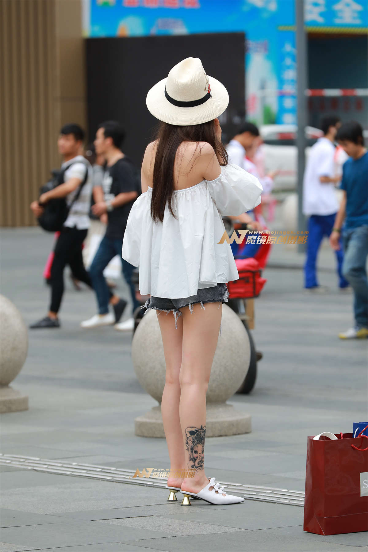 图片[2]-【视觉冲击赛帖】性感 裹胸 白皙美腿 美眉-日更街拍