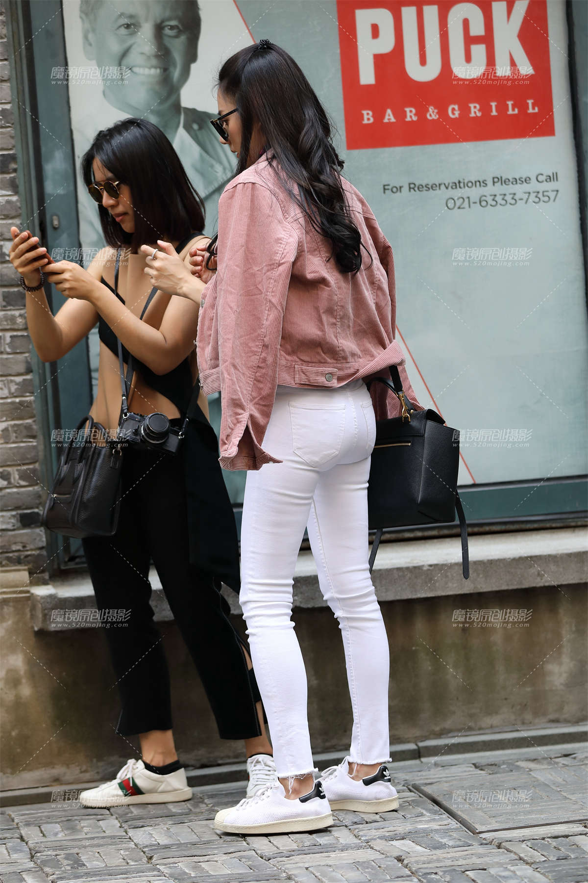 图片[2]-【欧阳幽明赛帖】包臀紧身白裤美女-日更街拍