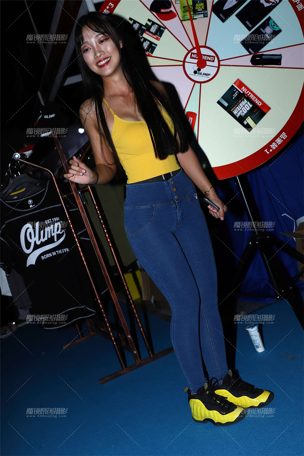 黄色小上衣紧身牛仔裤美女-日更街拍