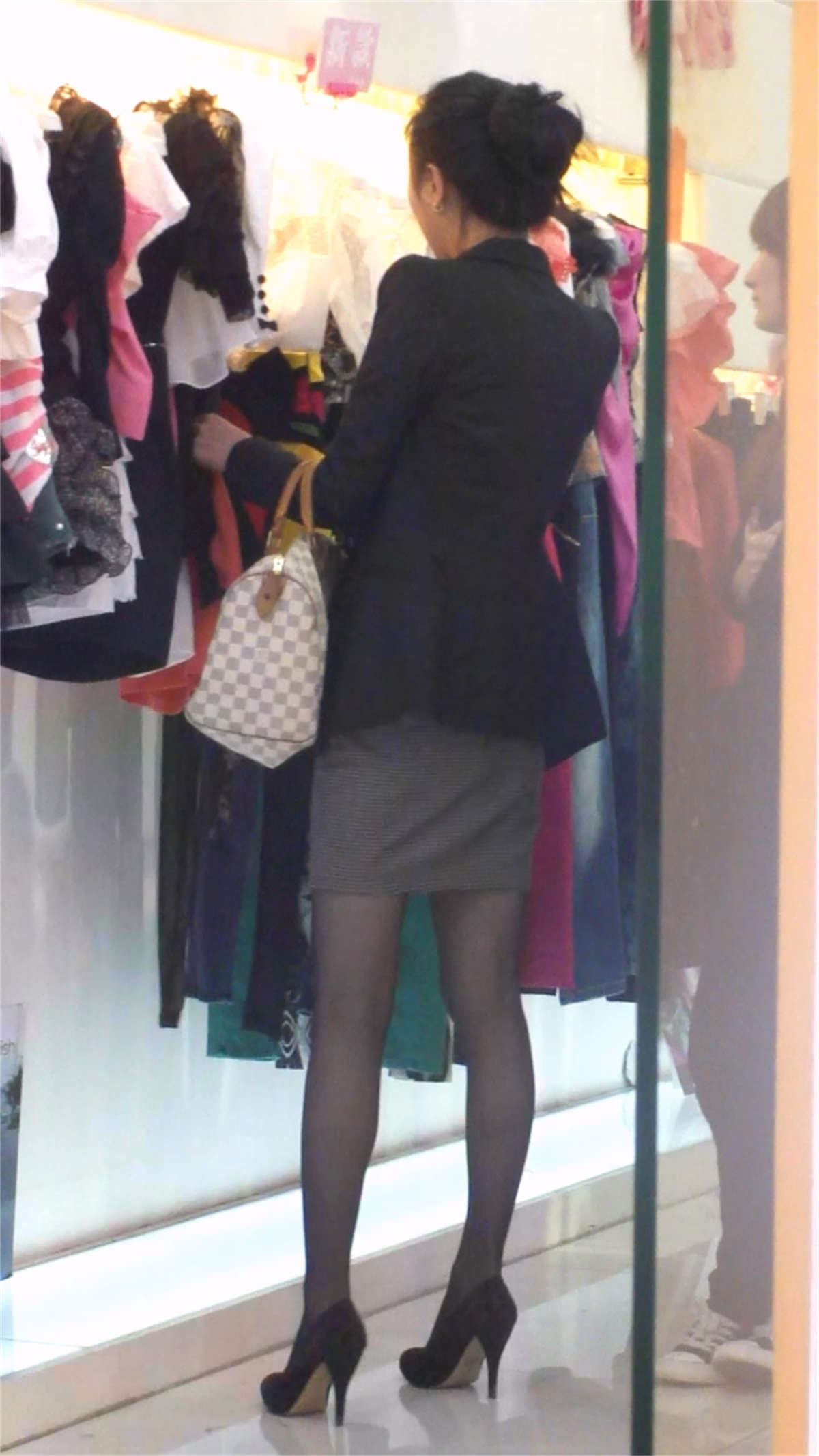 图片[2]-气质美少妇的黑丝美腿高跟-日更街拍