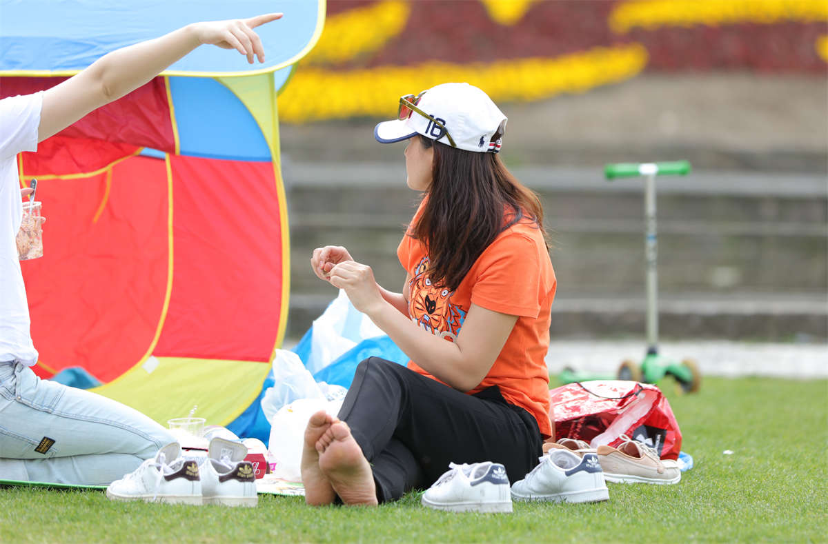 图片[2]-踏青公园街拍系列No.1619 面容姣好的美少妇露出了光滑红润的足底-日更街拍