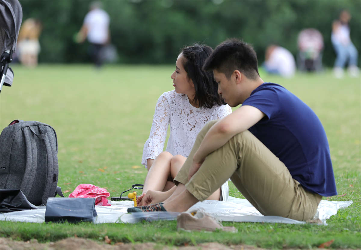 踏青公园街拍系列No.844 冰清玉洁的邻家小妹，纤美细足果然和预设的一样漂亮-日更街拍
