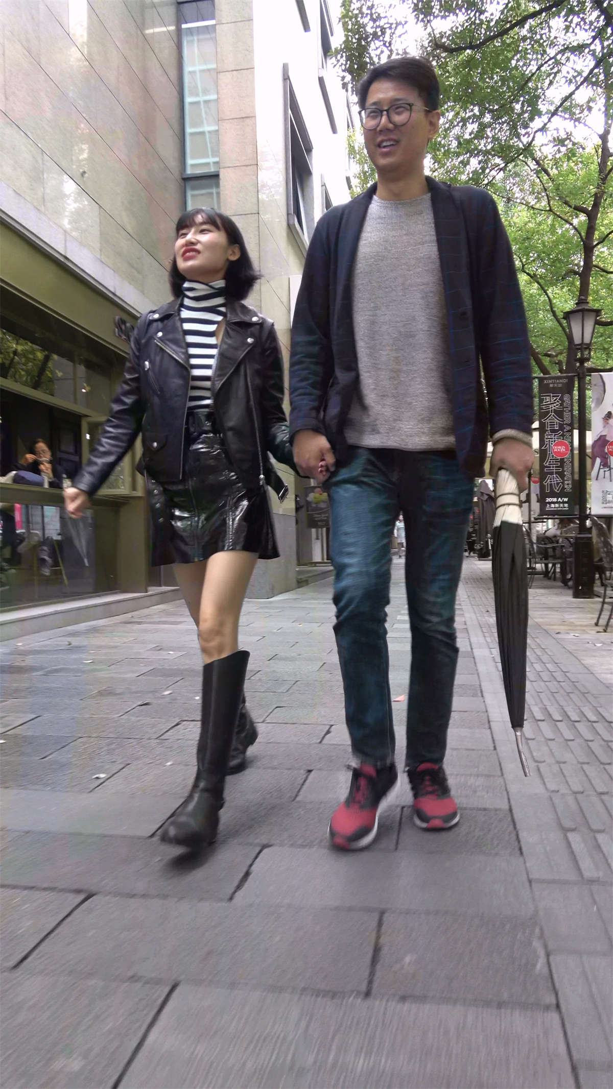 图片[2]-皮短裙长靴短发姑娘-日更街拍