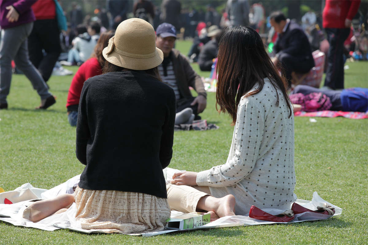 图片[2]-踏青公园街拍系列No.394 精美素足和精品丝足的完美揉和-日更街拍