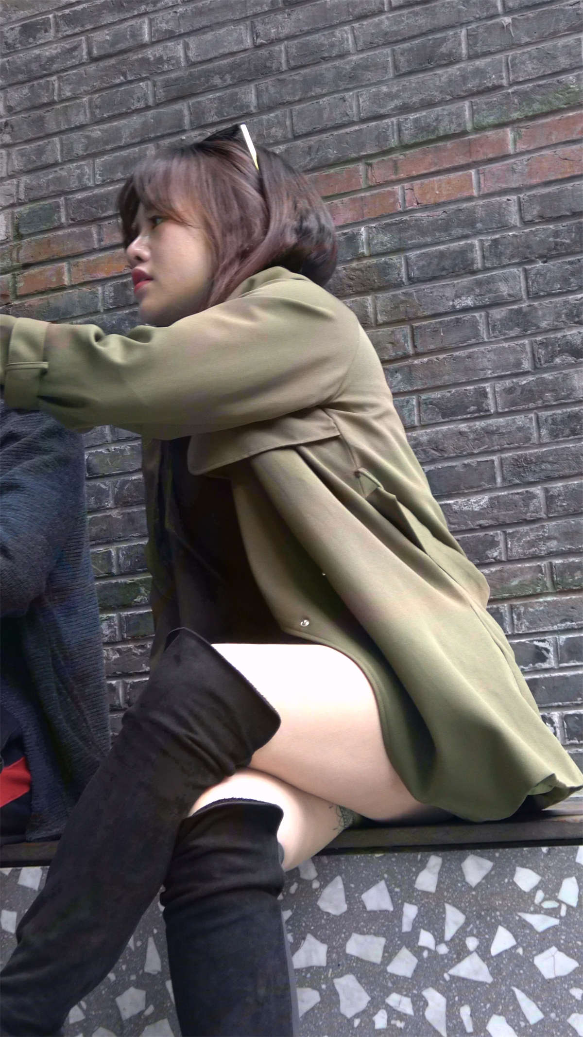 长靴风衣皮裙美腿美女-日更街拍