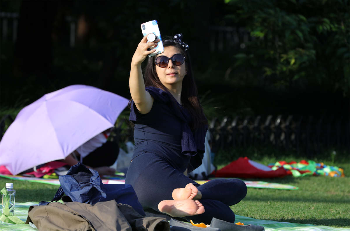 图片[2]-踏青公园街拍系列No.1620 风姿绰约的美少妇，自带道具上演如何进行美足秀-日更街拍