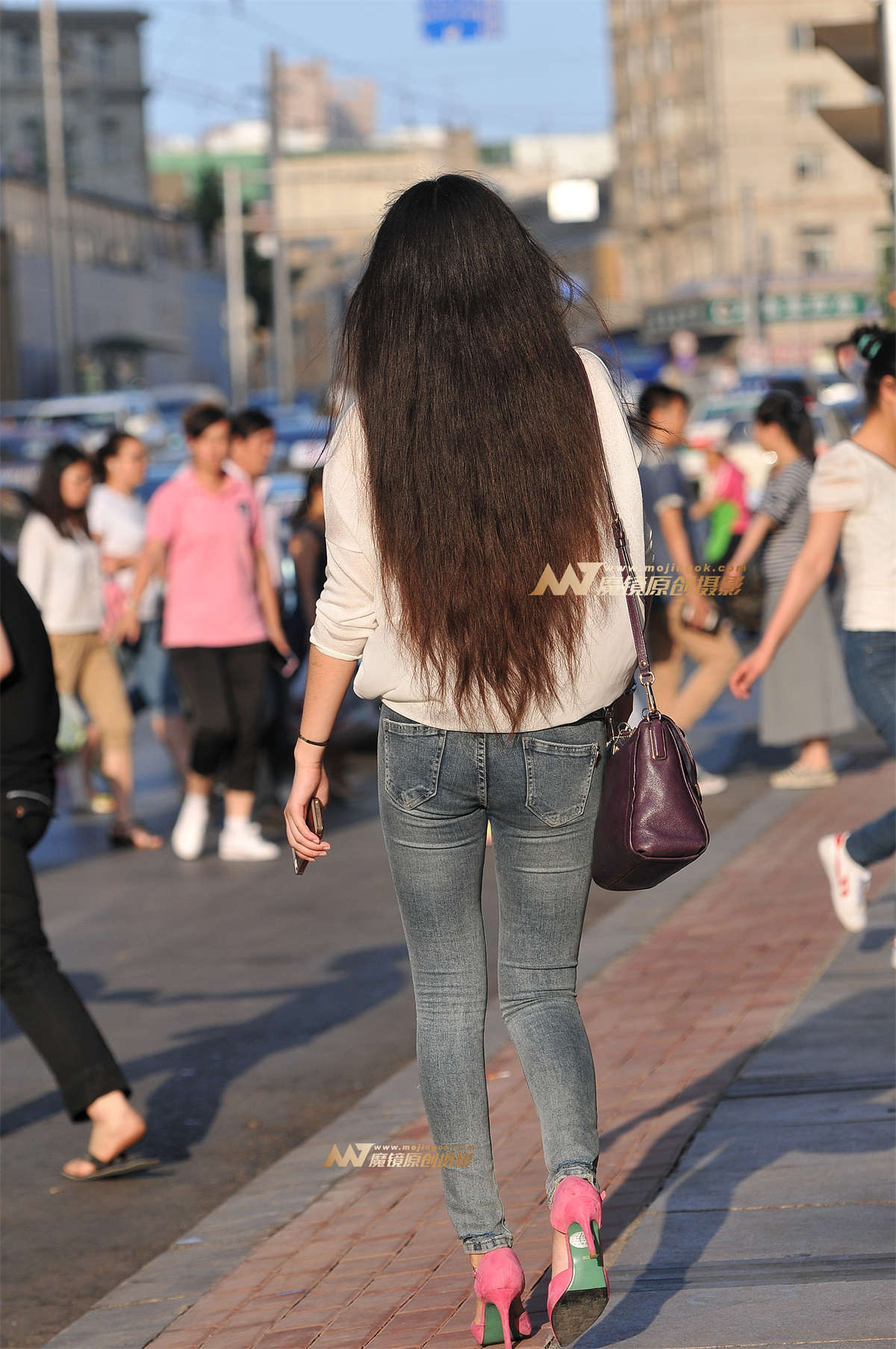 图片[2]-紧身牛仔 粉色高跟-日更街拍