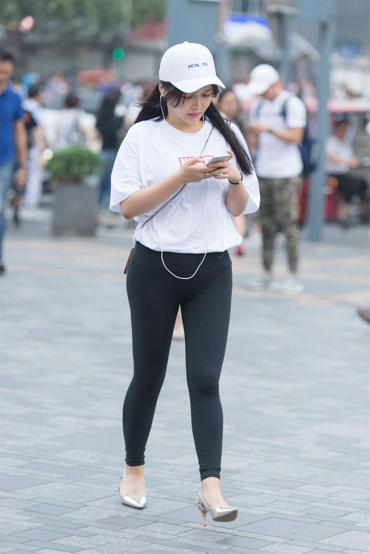 紧裤美臀-日更街拍