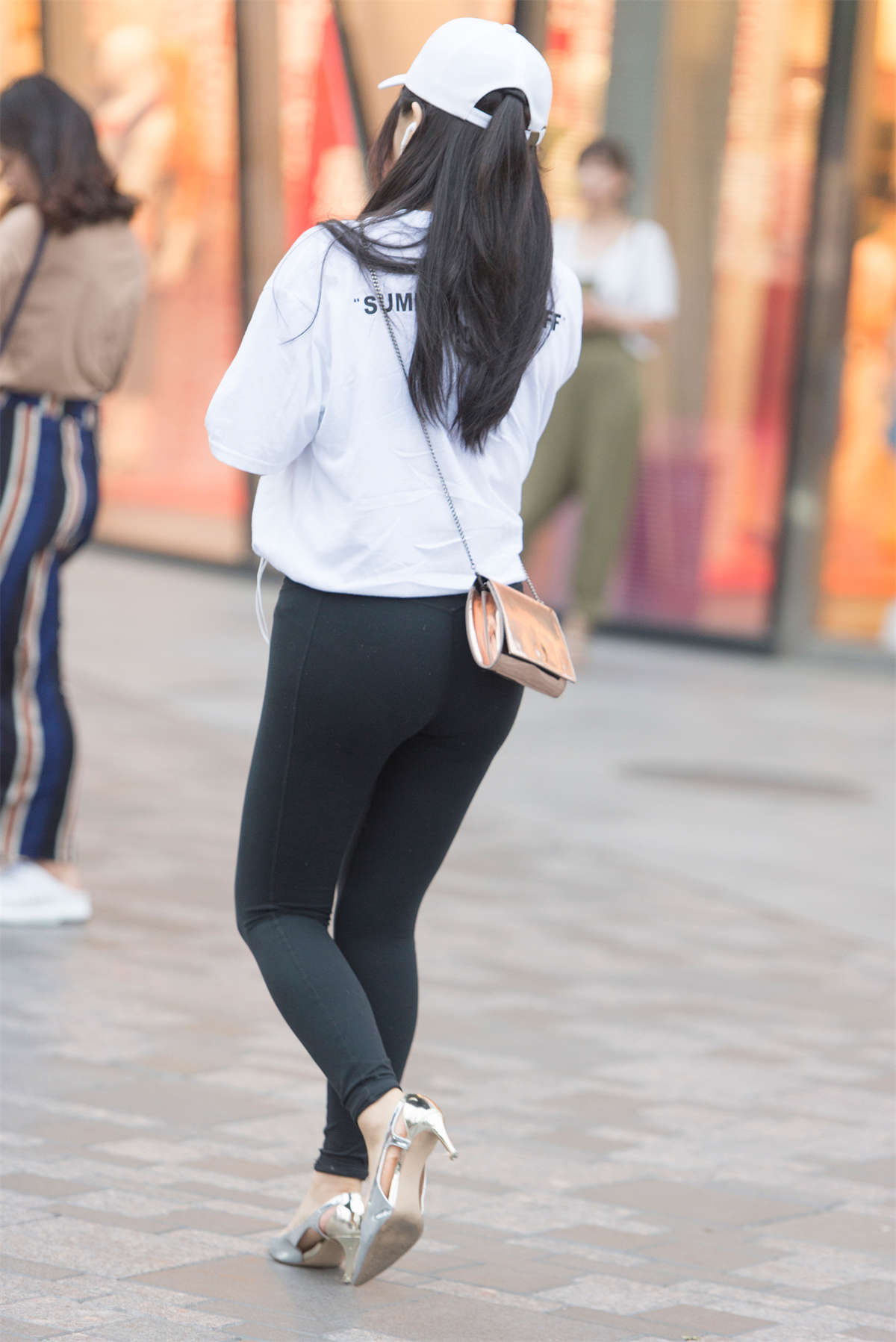 图片[2]-紧裤美臀-日更街拍