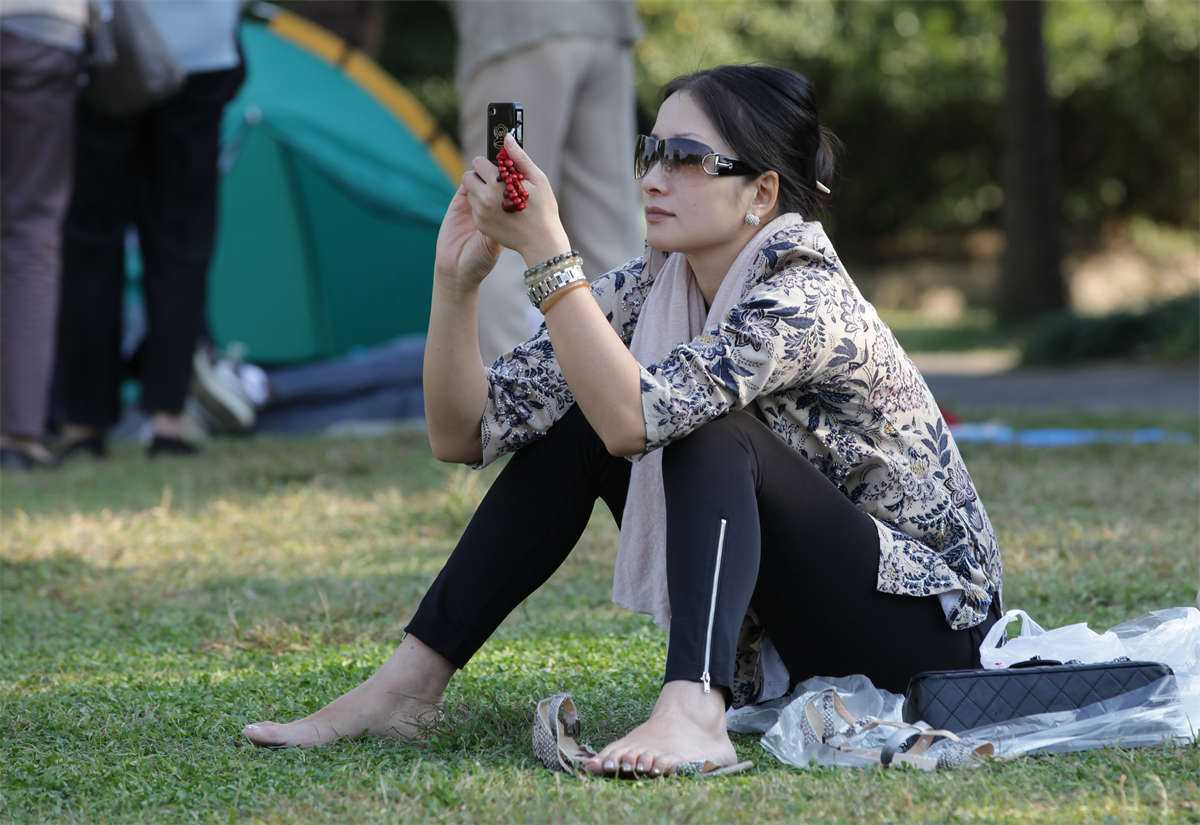 图片[2]-踏青公园街拍系列No.395 精心做过美甲的少妇-日更街拍