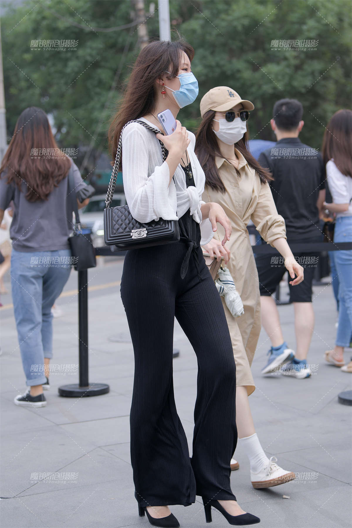 委婉的黑裤-日更街拍