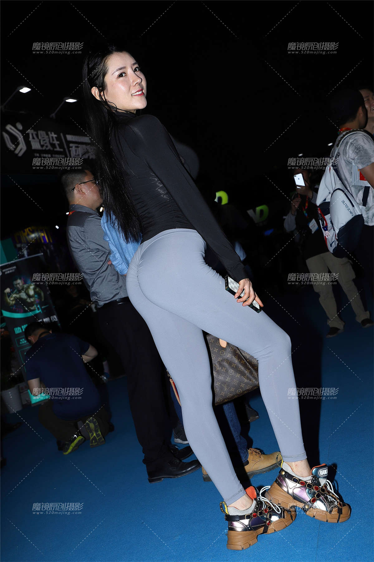 浅色紧身运动裤长腿美女插图1