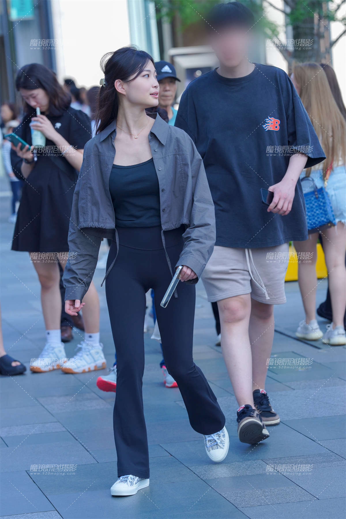 紧身裤美眉-日更街拍