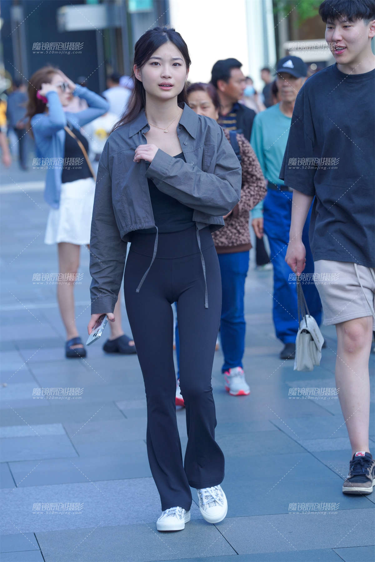 图片[2]-紧身裤美眉-日更街拍