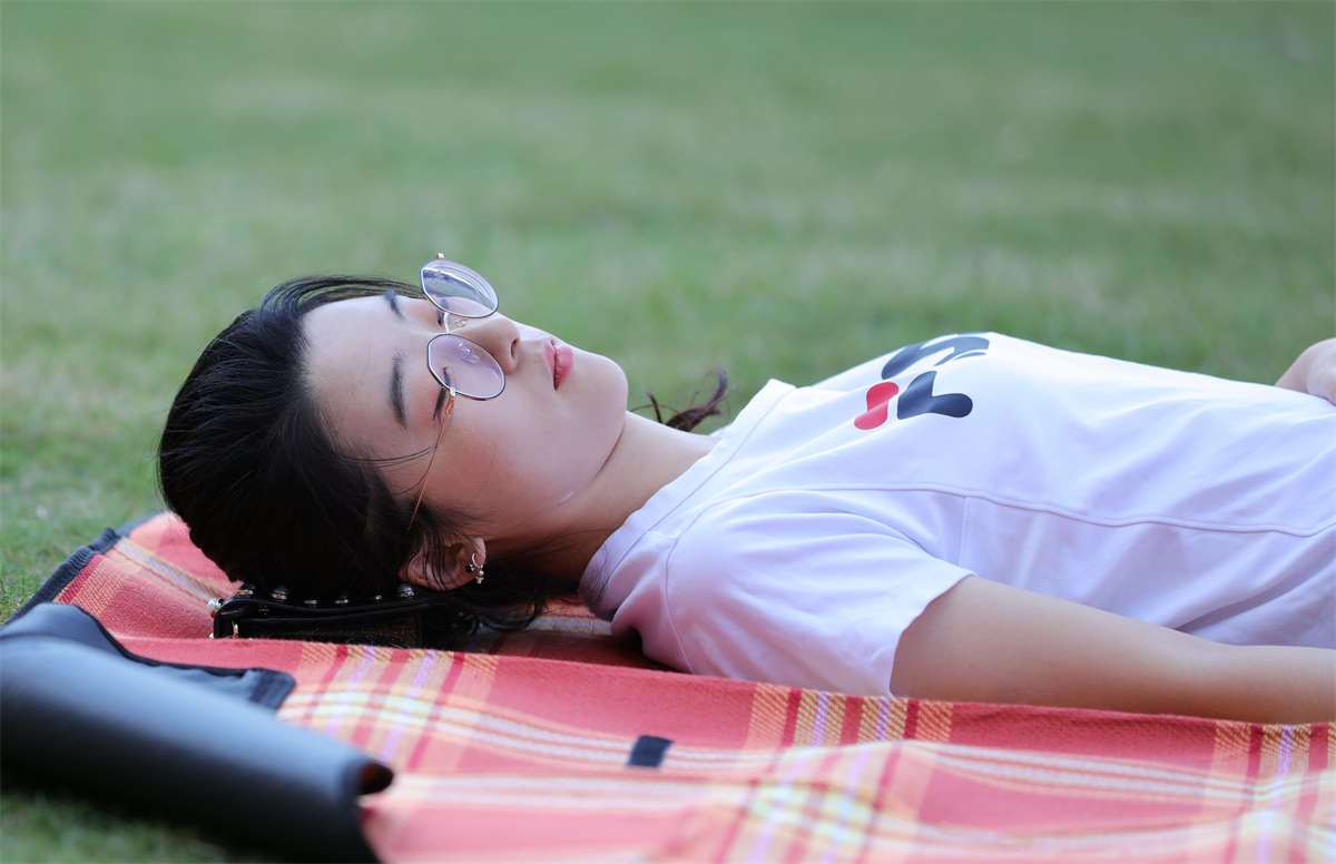 图片[2]-踏青公园街拍系列No.1621 风韵辣妈的妖娆女人脚，前前后后都是相当撩人-日更街拍