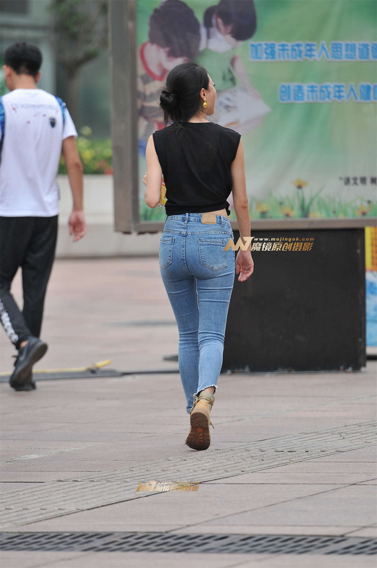 图片[2]-紧身牛仔 丰满美臀-日更街拍