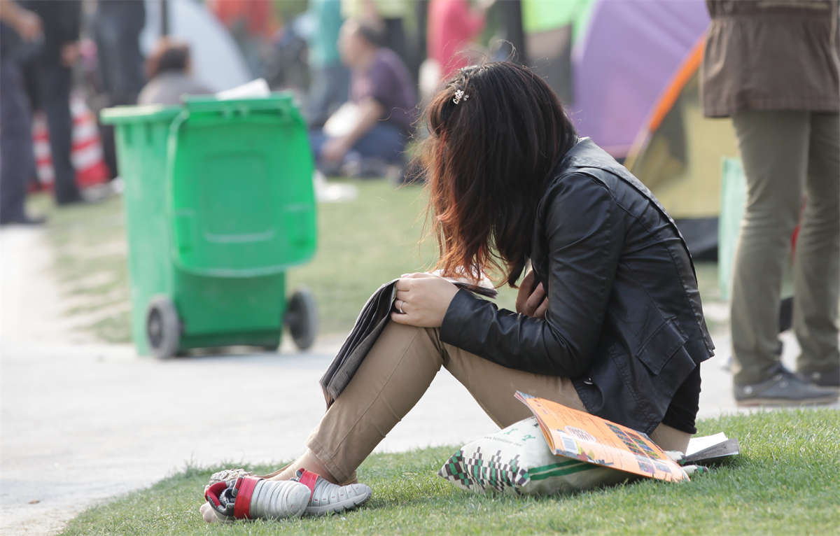 踏青公园街拍系列No.396 静静坐下歇脚的少妇肉丝-日更街拍