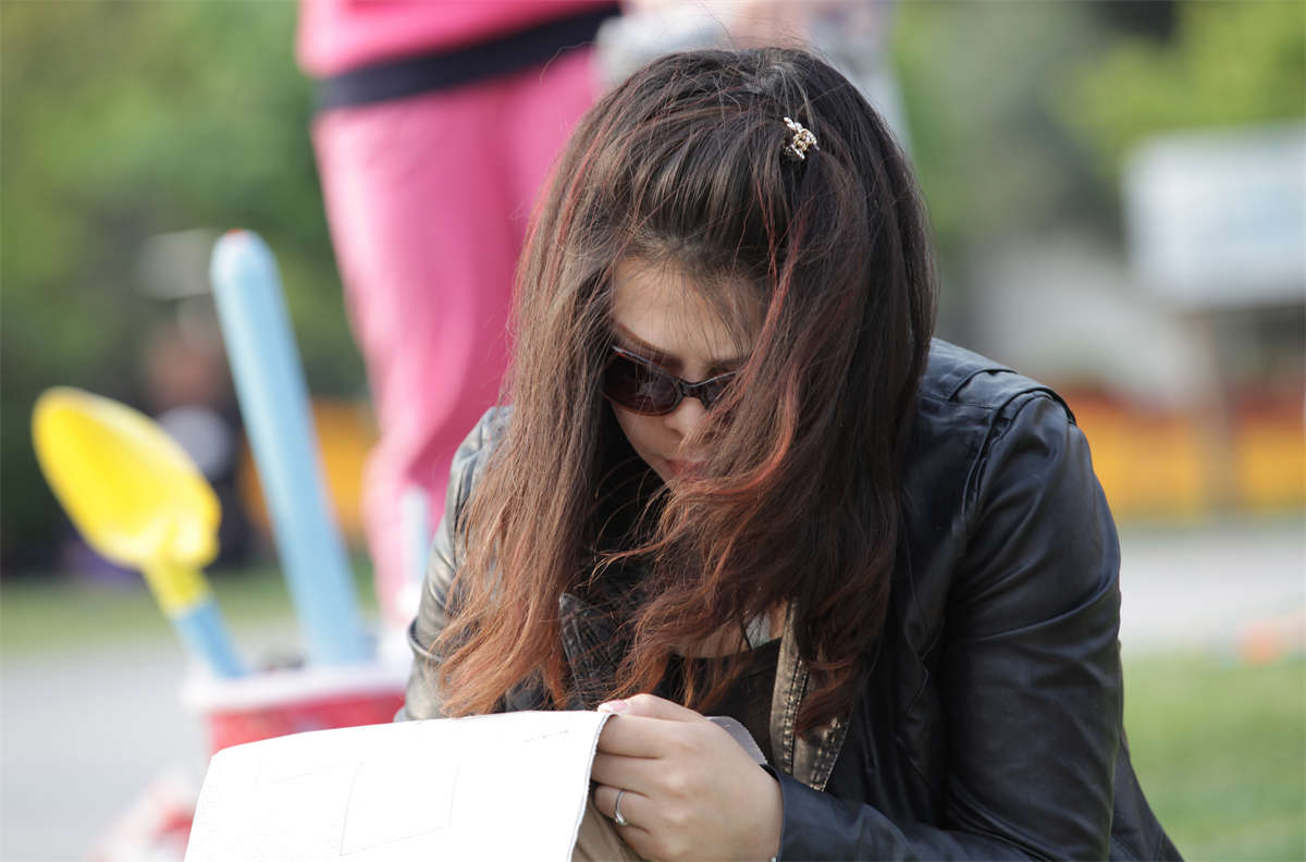 图片[2]-踏青公园街拍系列No.396 静静坐下歇脚的少妇肉丝-日更街拍