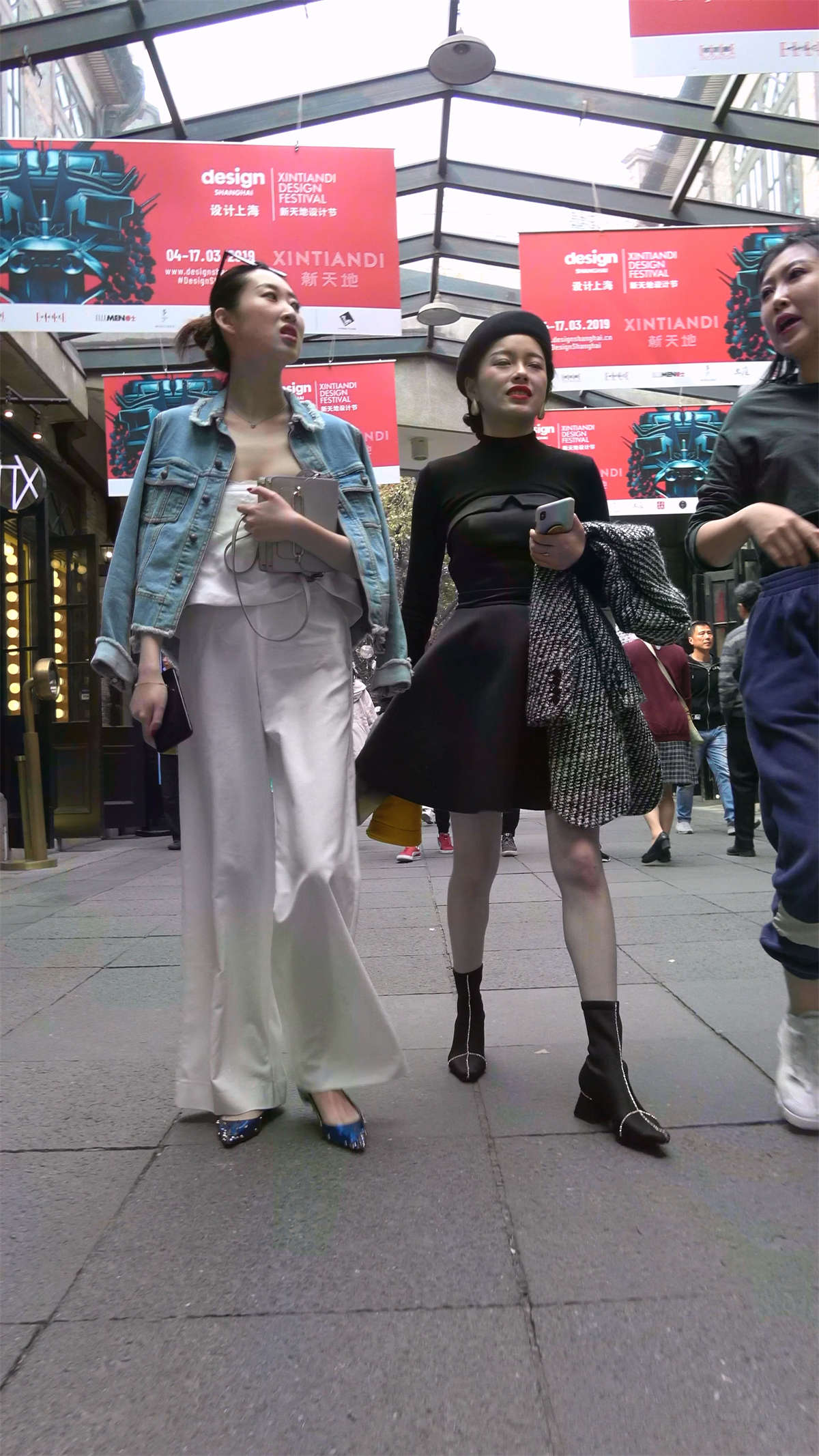 图片[2]-一身打扮都是黑色的美腿姑娘-日更街拍