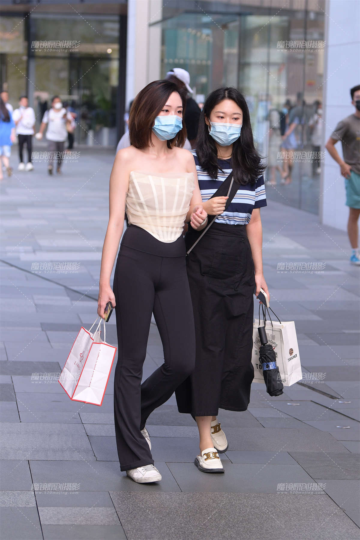 抹胸黑色紧身裤美女-日更街拍