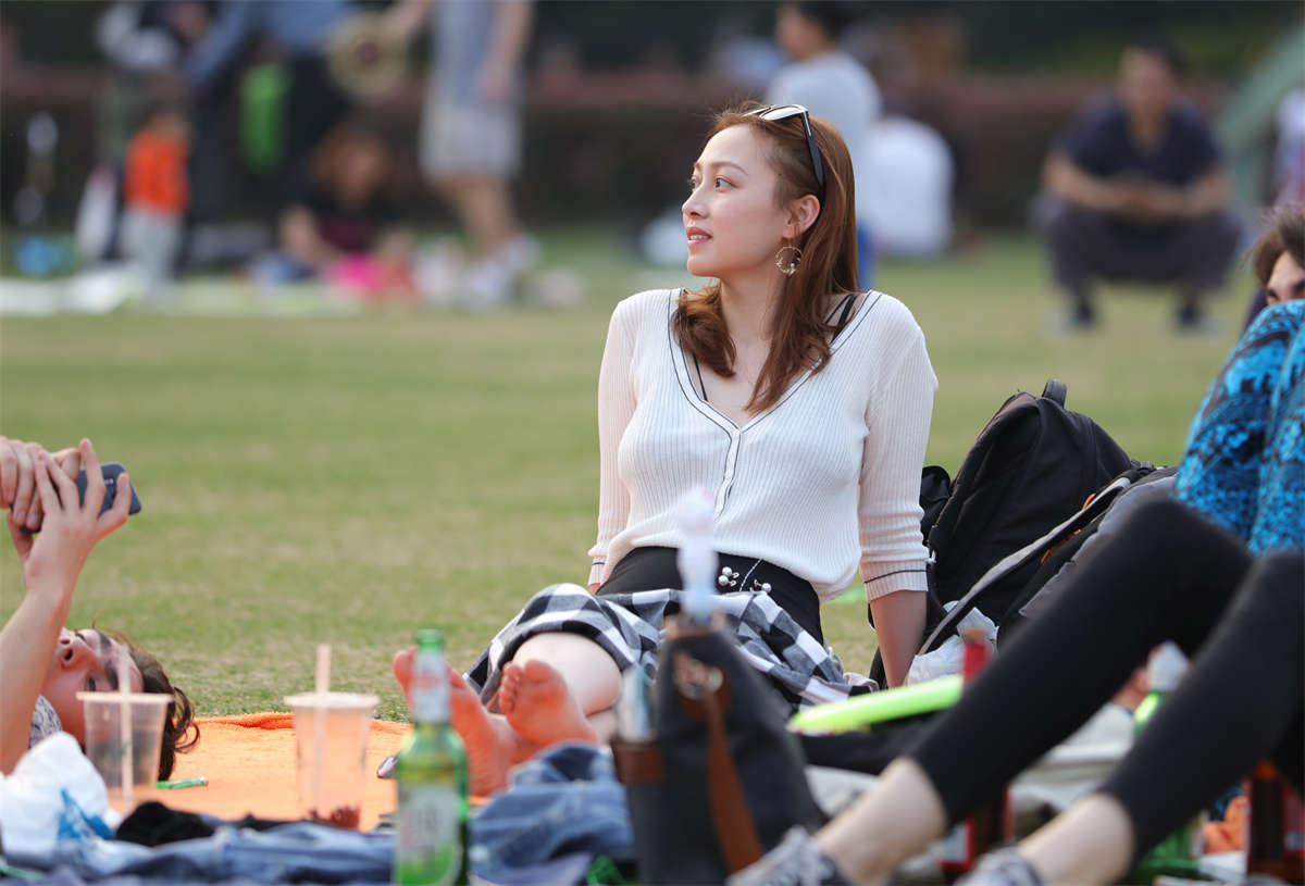 图片[2]-踏青公园街拍系列No.1622 高冷美女神情傲然，结果还不是一样被看脚-日更街拍