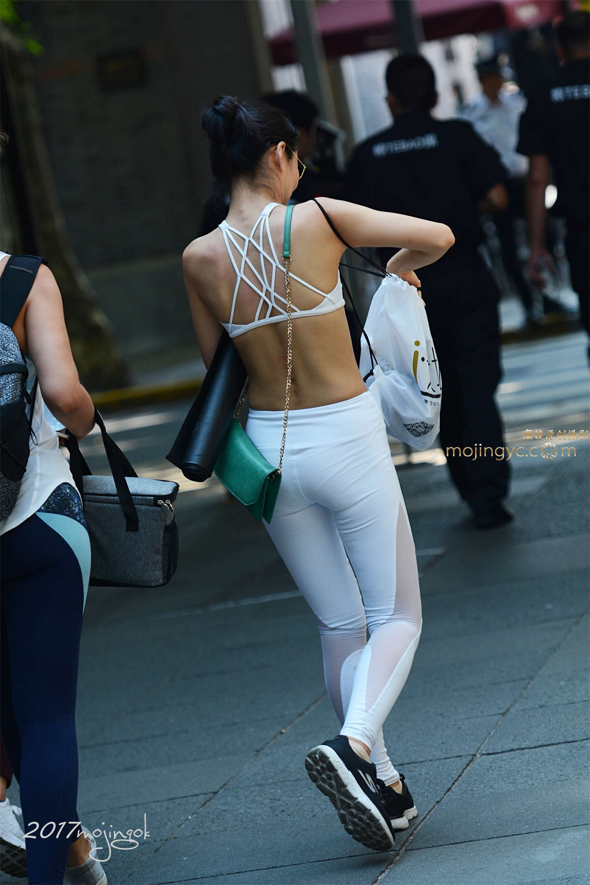 图片[2]-咔喳赛帖-白色总显得透-日更街拍