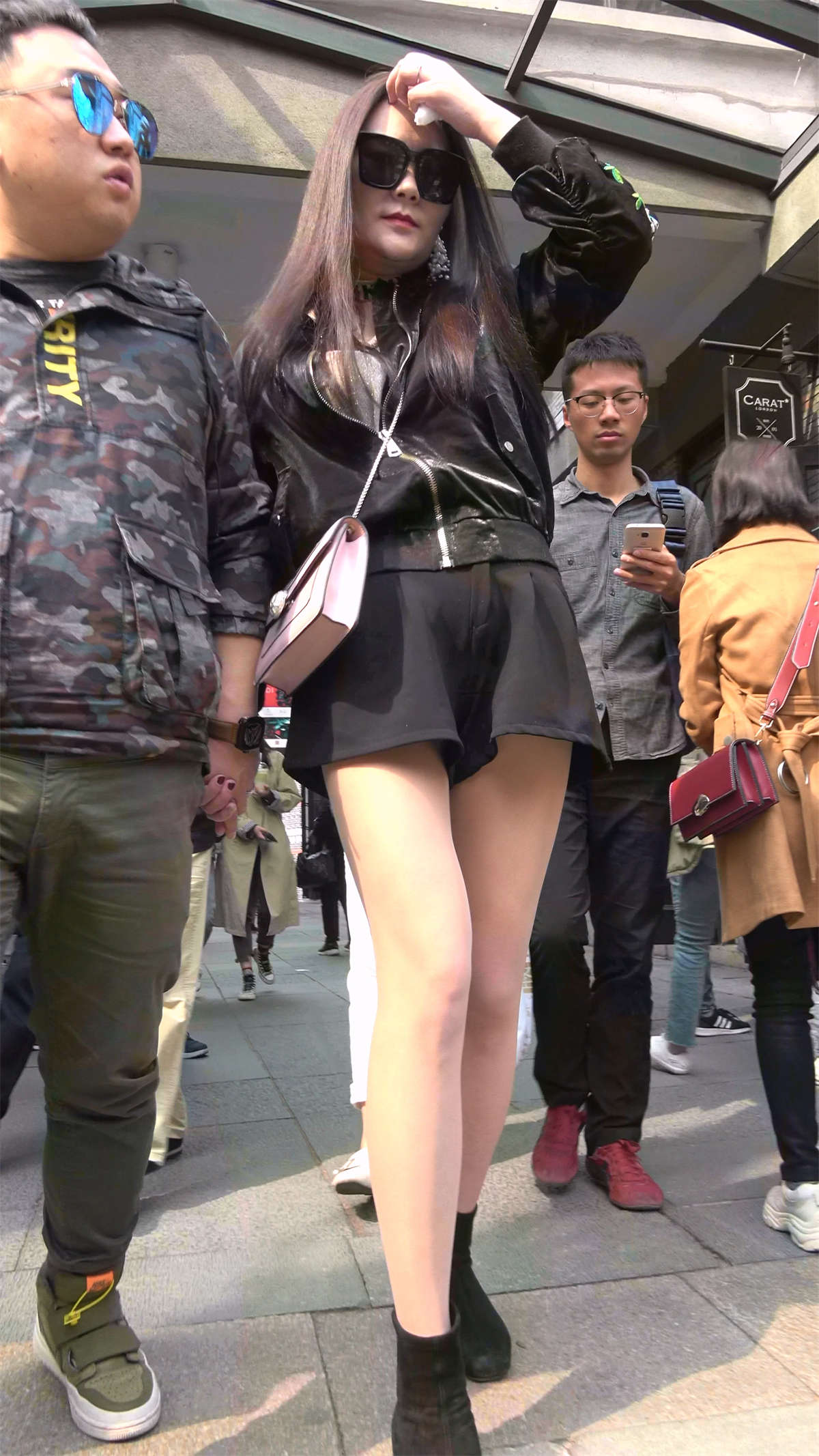 丝袜大长腿性感墨镜女-日更街拍