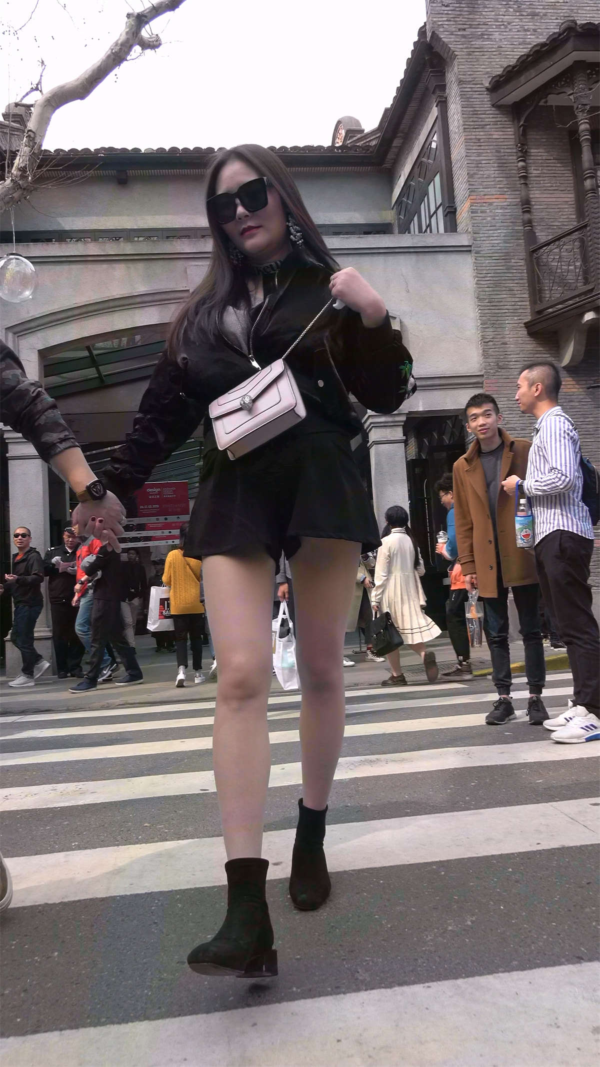 图片[2]-丝袜大长腿性感墨镜女-日更街拍