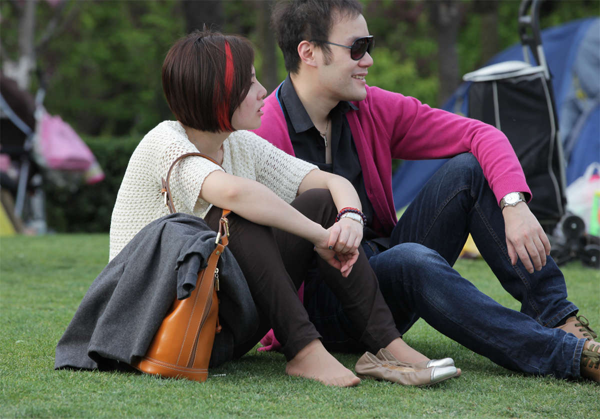 图片[2]-踏青公园街拍系列No.397 就喜欢看女孩拨弄丝袜的这种感觉-日更街拍