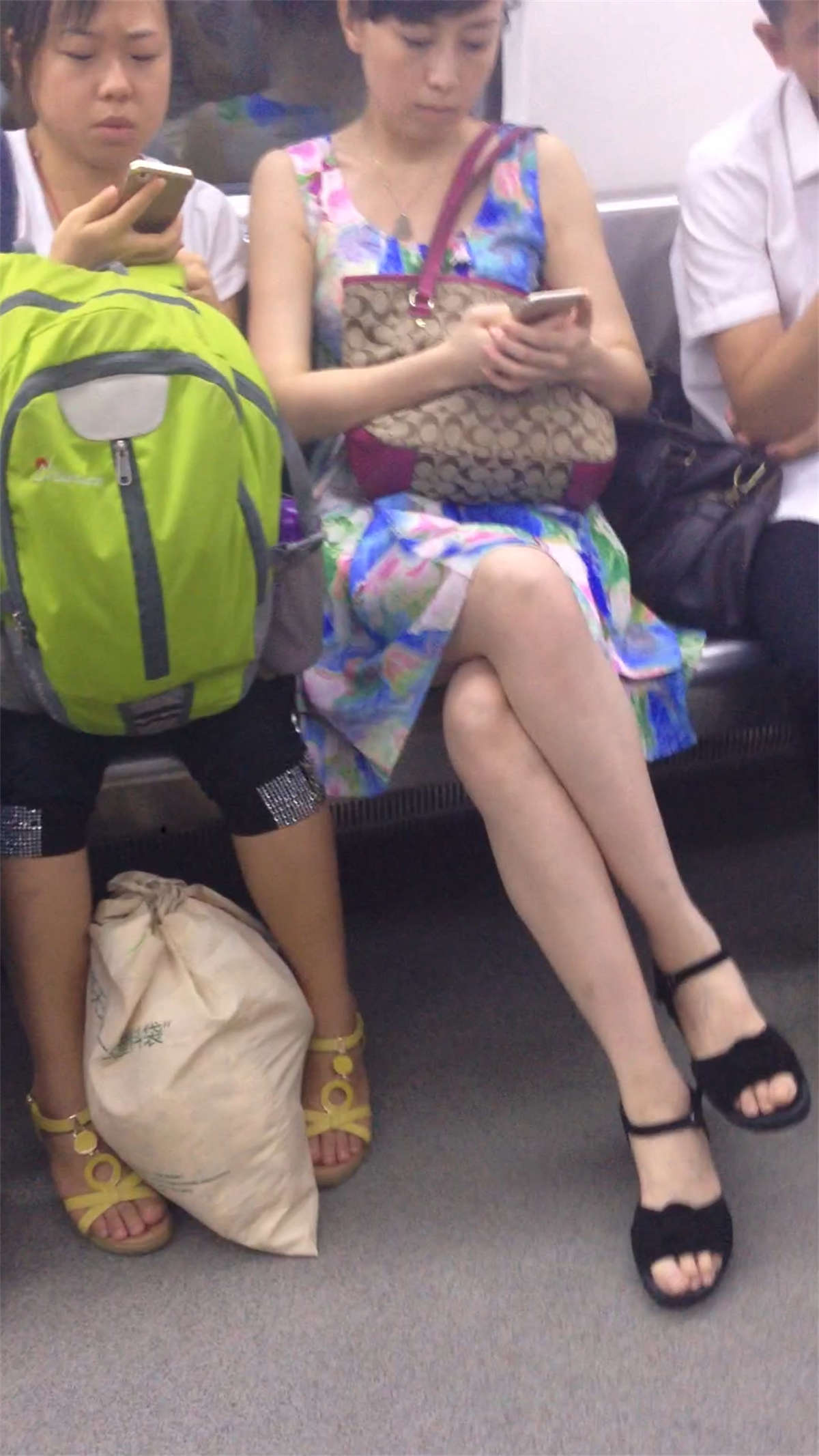 图片[2]-轻轨上少妇美腿-日更街拍