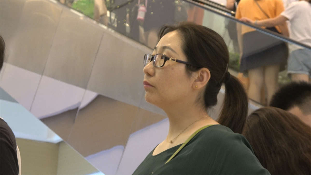 眼镜少妇性感的白凉鞋全透明短肉丝-日更街拍