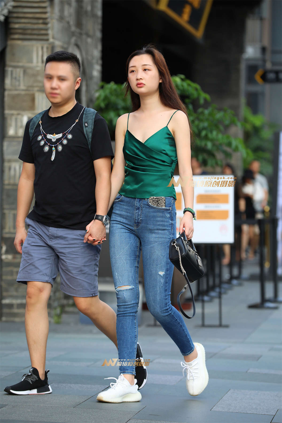 【视觉冲击赛帖】性感小吊带，圆润 紧牛 女友-日更街拍