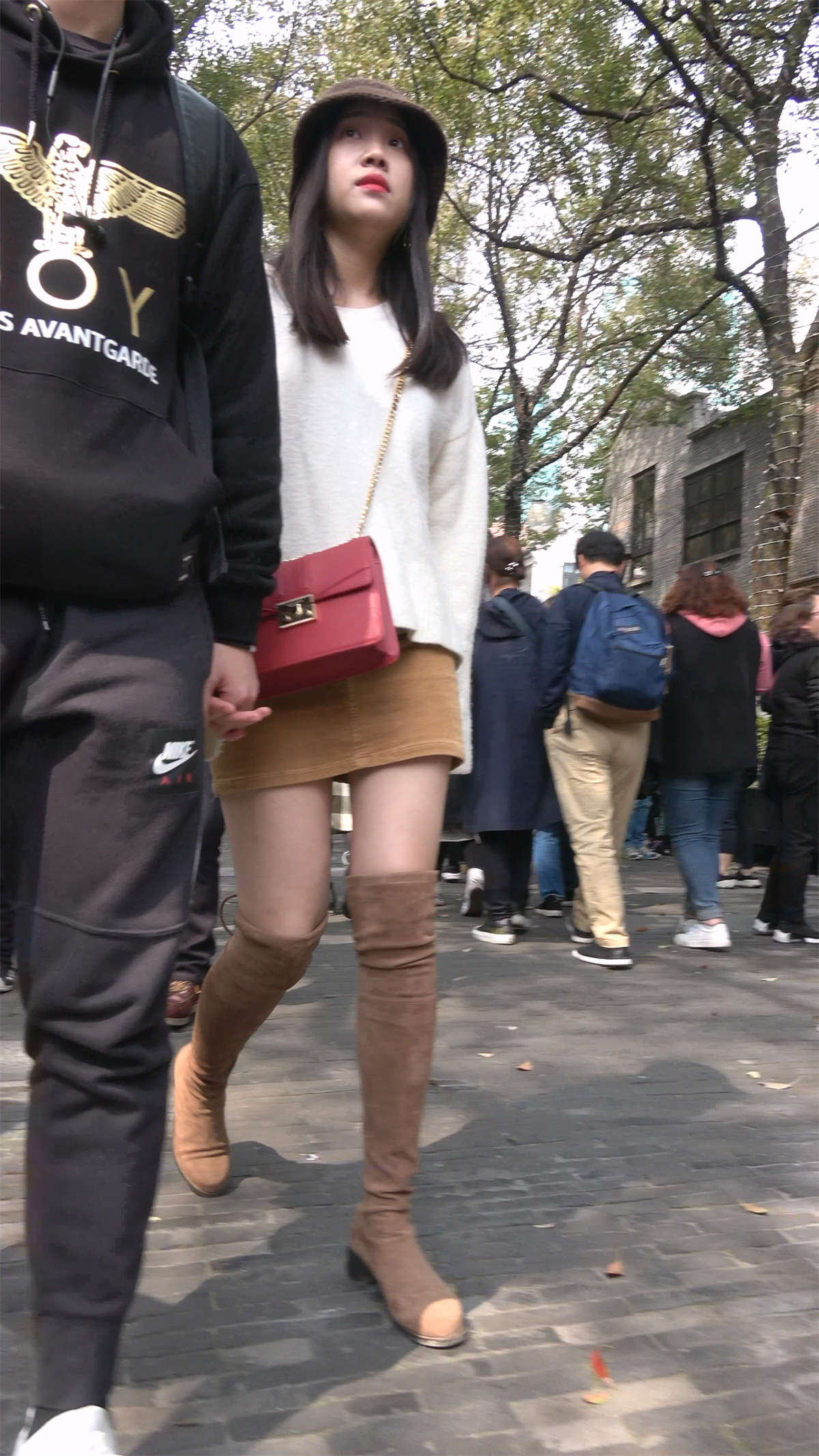 丝袜美腿长靴短裙甜美妹子-日更街拍