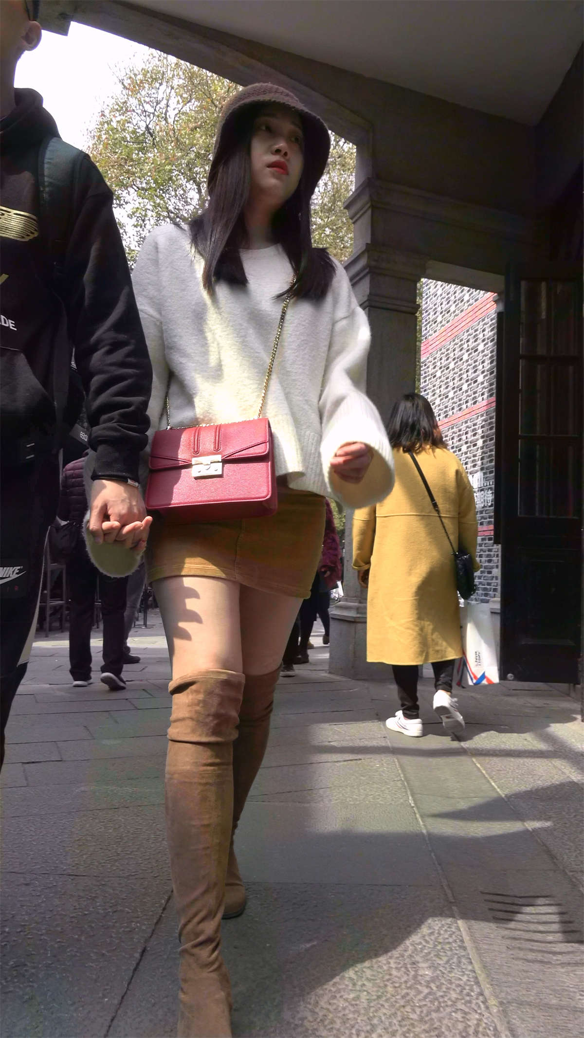 图片[2]-丝袜美腿长靴短裙甜美妹子-日更街拍