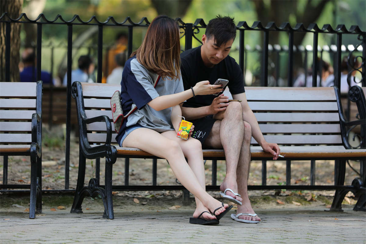 图片[2]-踏青公园街拍系列No.1623 两条雪白美腿，配上黑色人字拖，分外性感-日更街拍