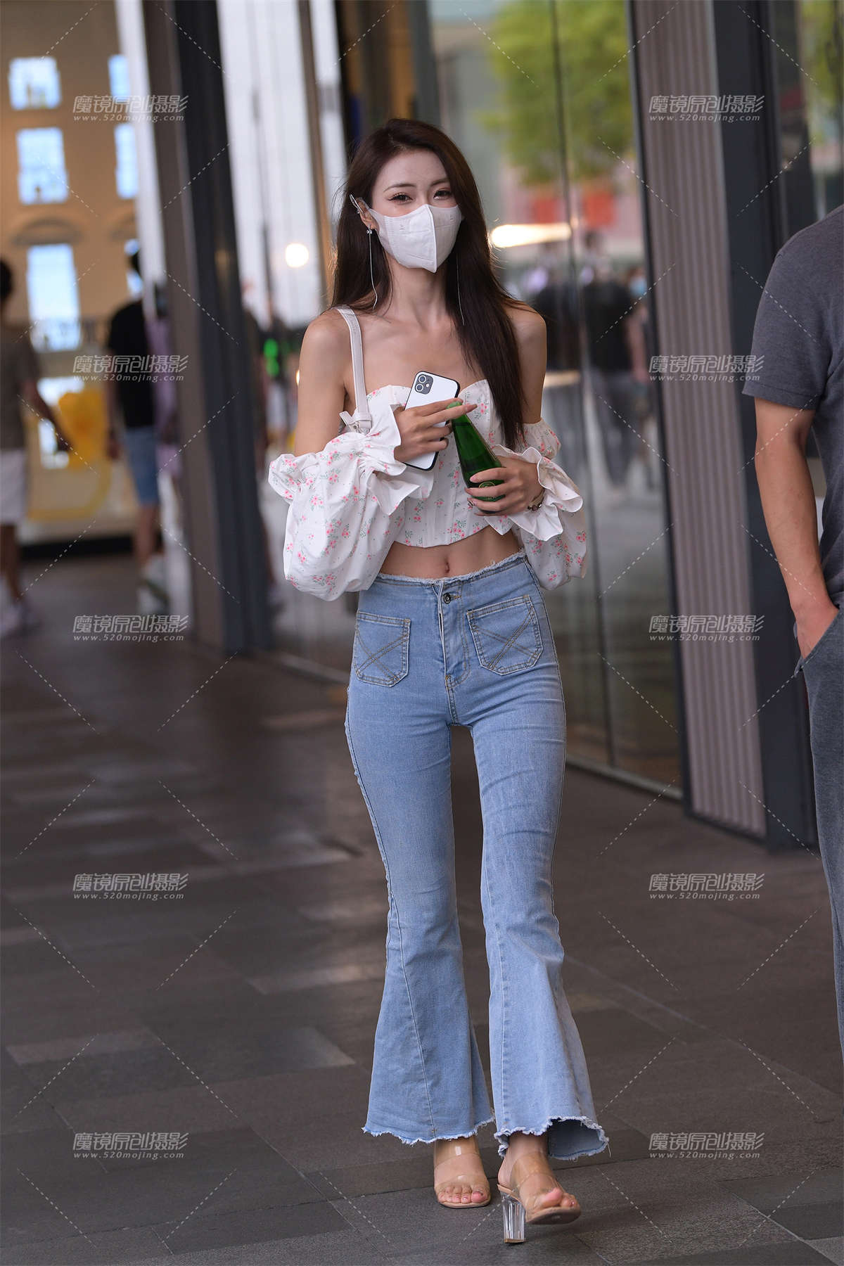 抹胸紧牛美女-日更街拍