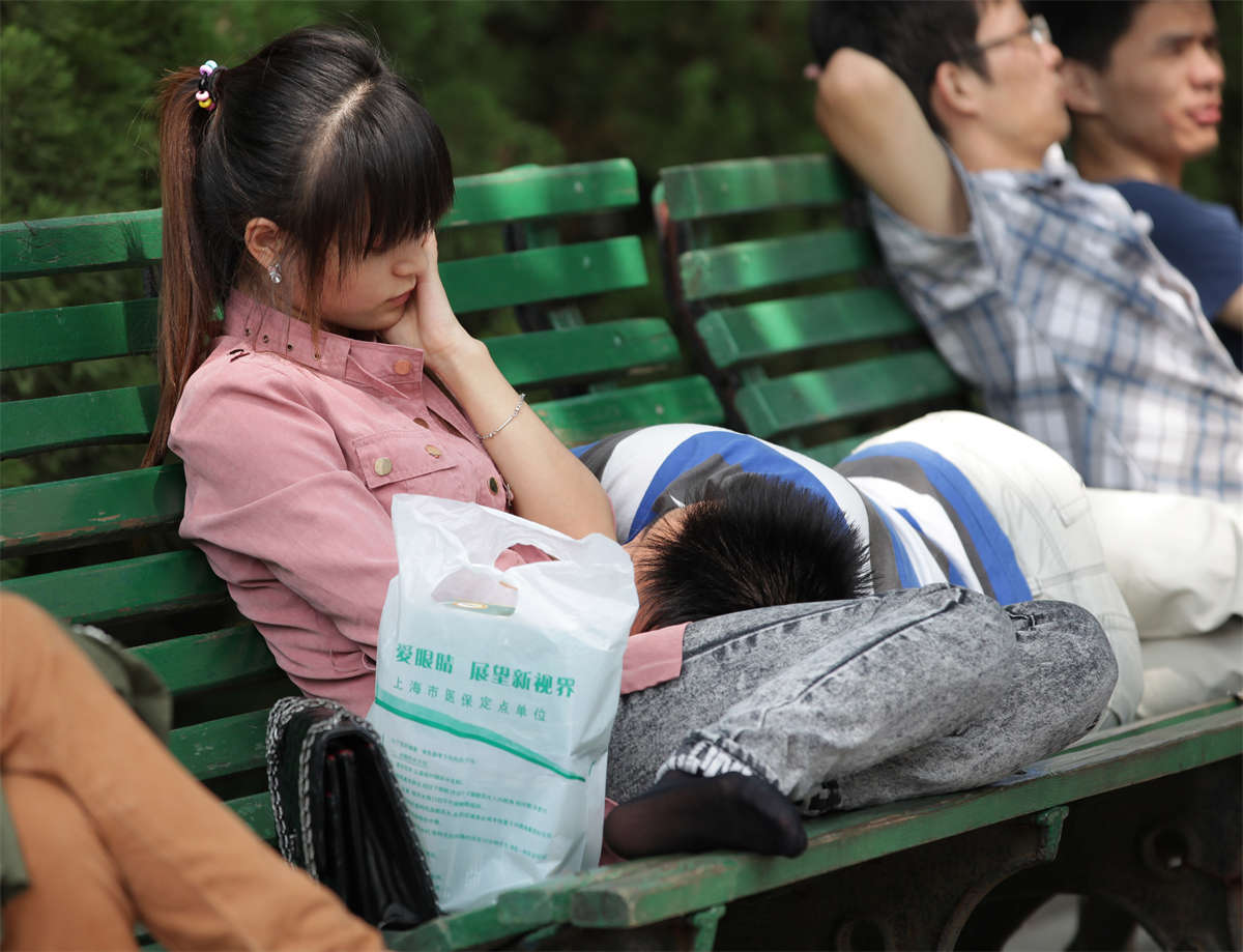 踏青公园街拍系列No.398 俊秀女孩的牛仔黑丝，脱了鞋，动作就多了-日更街拍