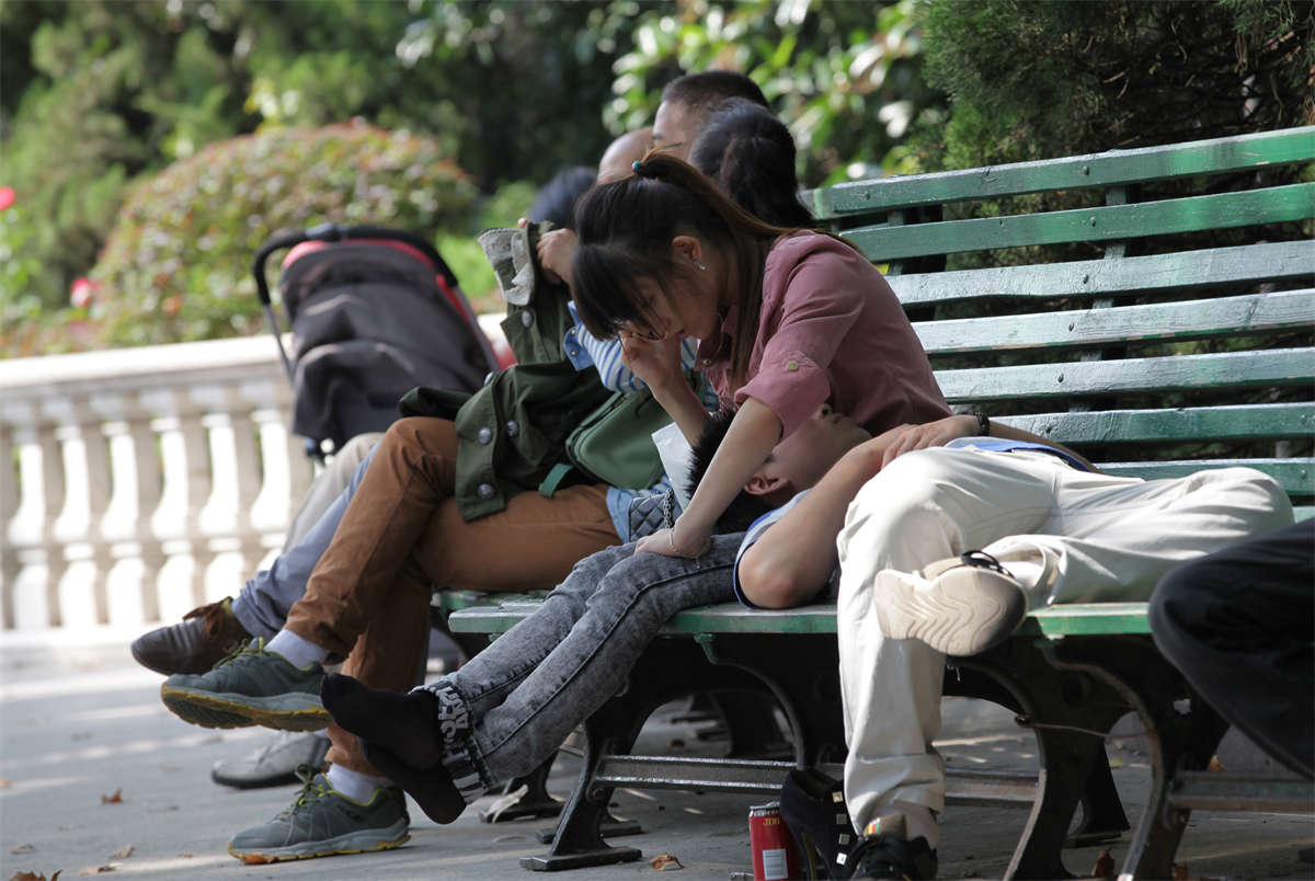 图片[2]-踏青公园街拍系列No.398 俊秀女孩的牛仔黑丝，脱了鞋，动作就多了-日更街拍