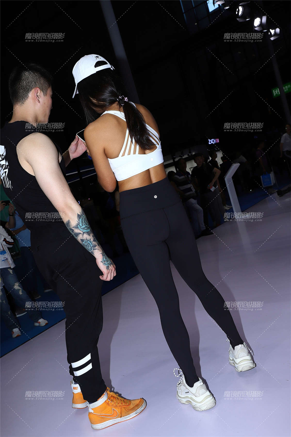 白色抹胸黑色运动裤举重美女插图1