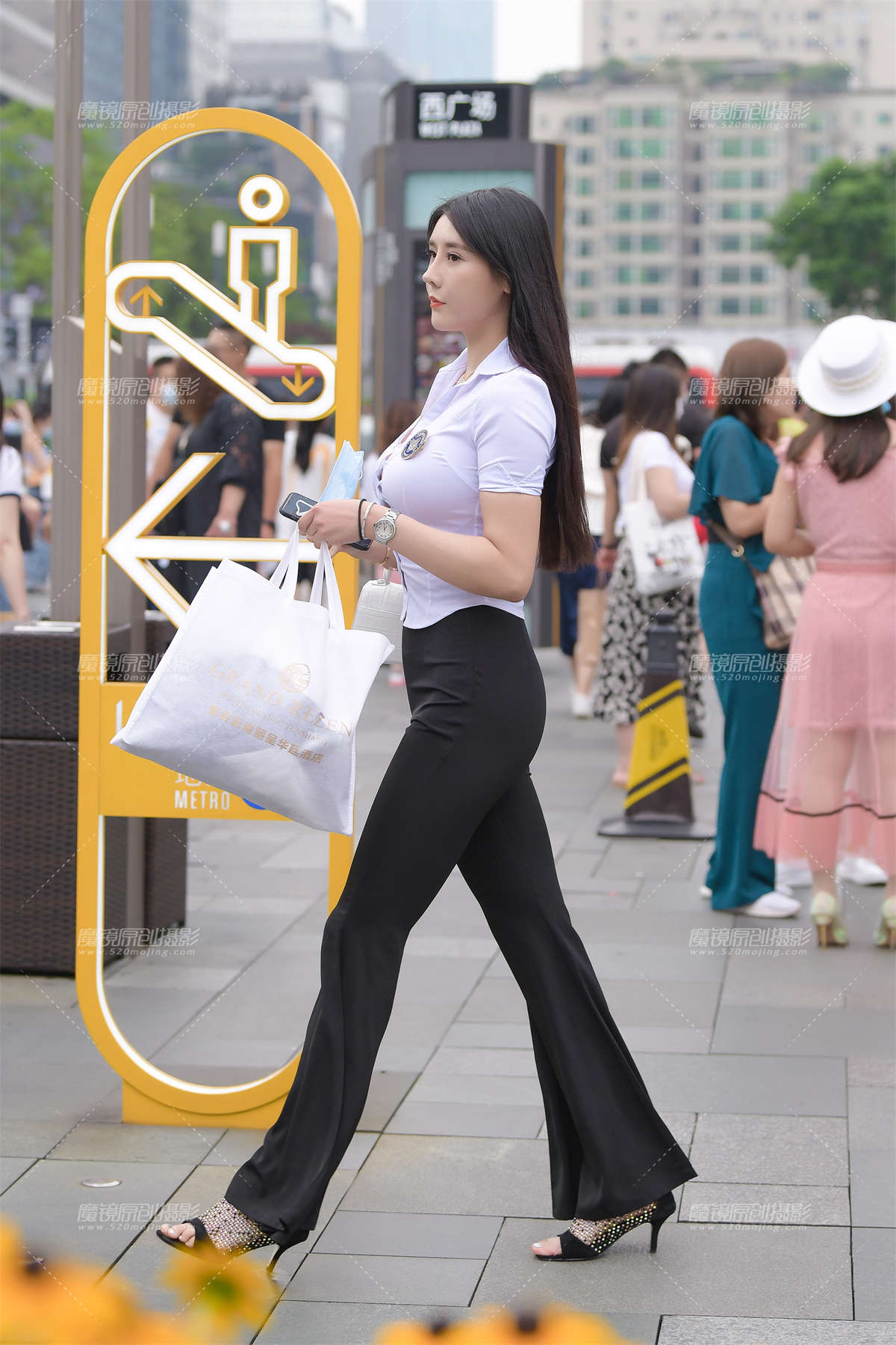 身材爆表的小姐姐-日更街拍