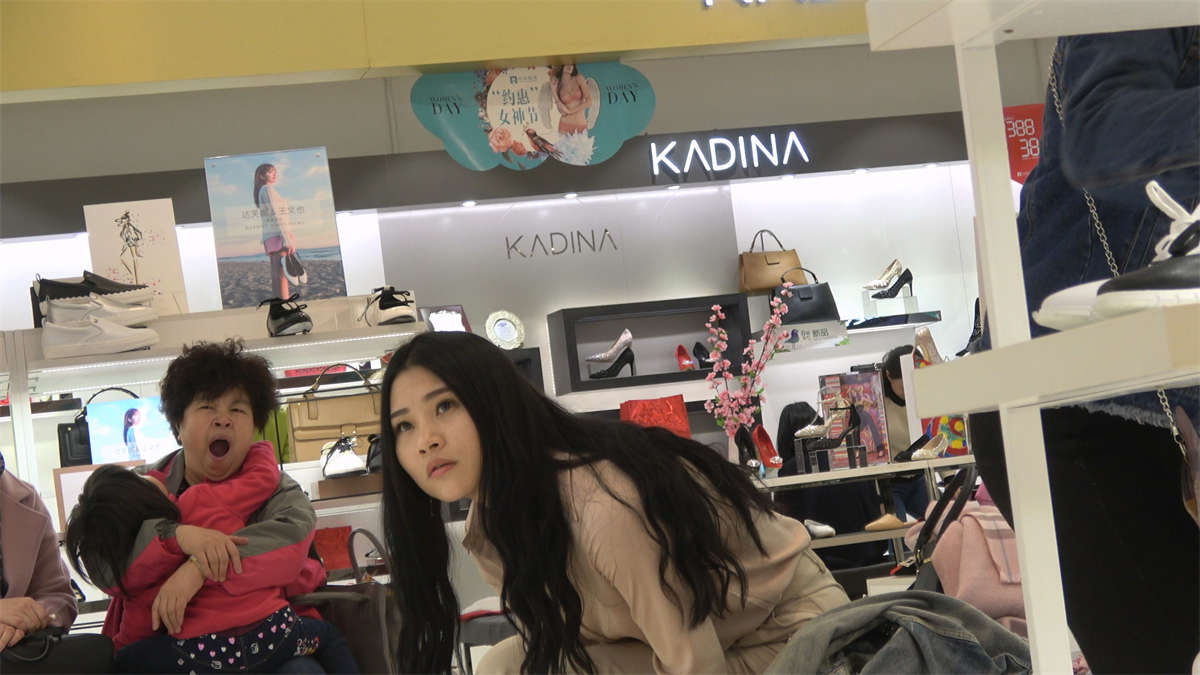 图片[2]-女神万达专柜达芙妮试鞋子-日更街拍