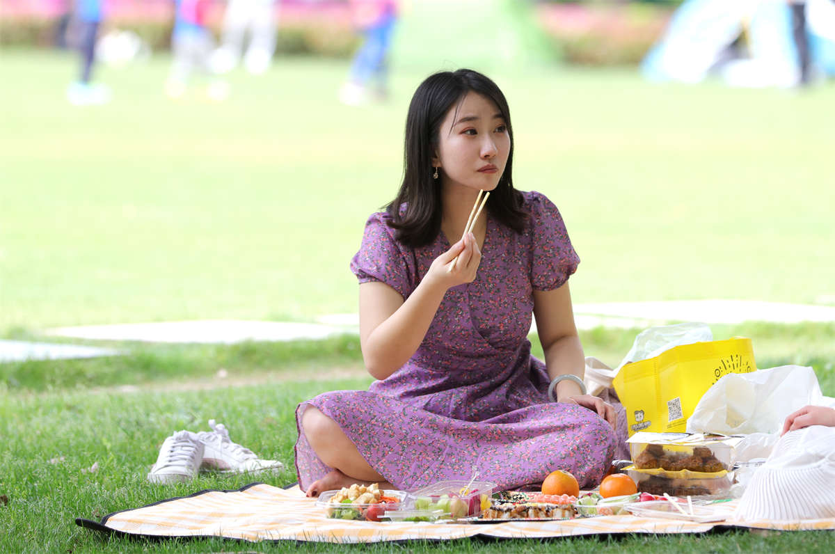 图片[2]-踏青公园街拍系列No.1624 从头到脚都精心打扮过的漂亮学妹，艳趾雪足陪你过节  第1套-日更街拍