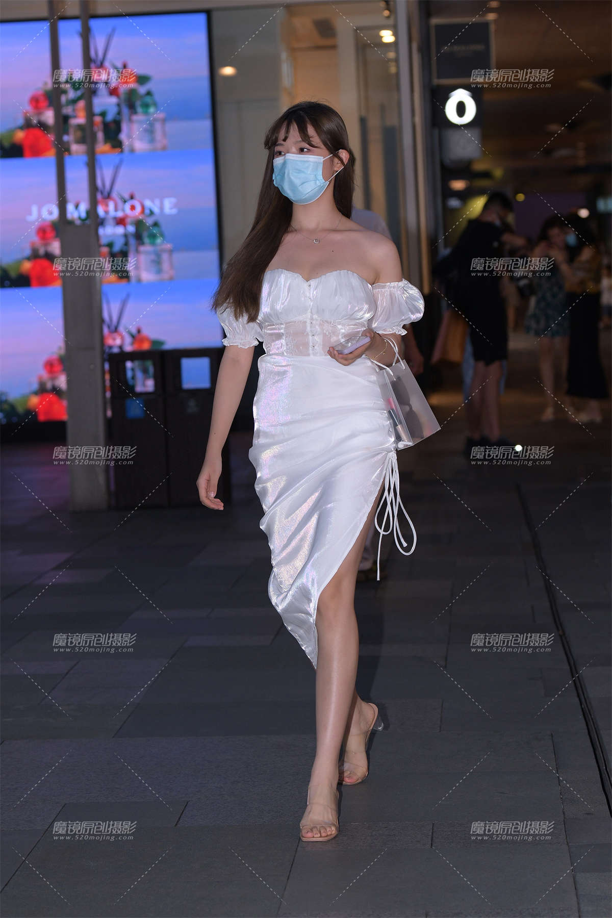 抹胸开叉裙性感美女-日更街拍