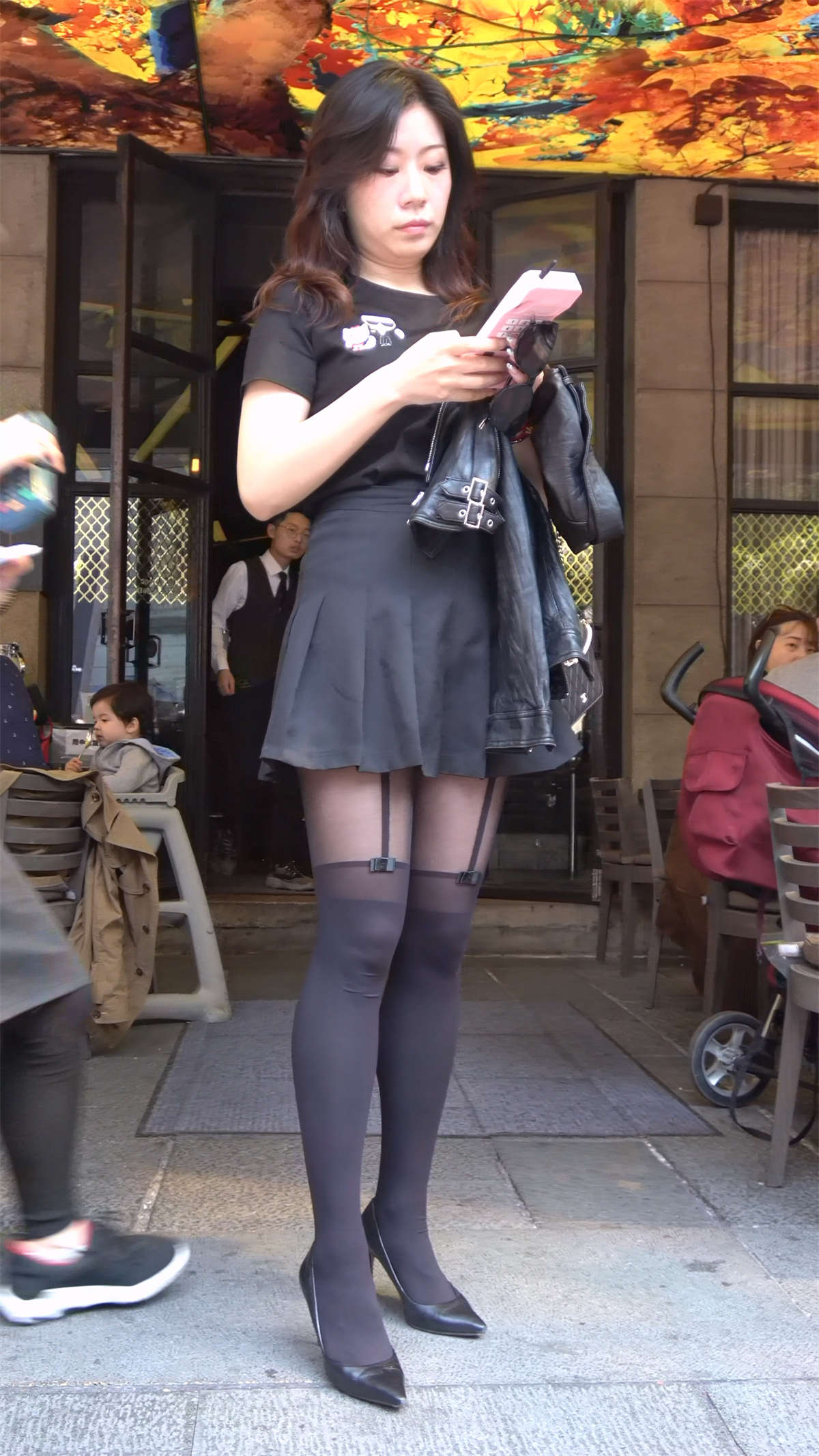 性感细高跟黑丝短裙成熟型美女-日更街拍