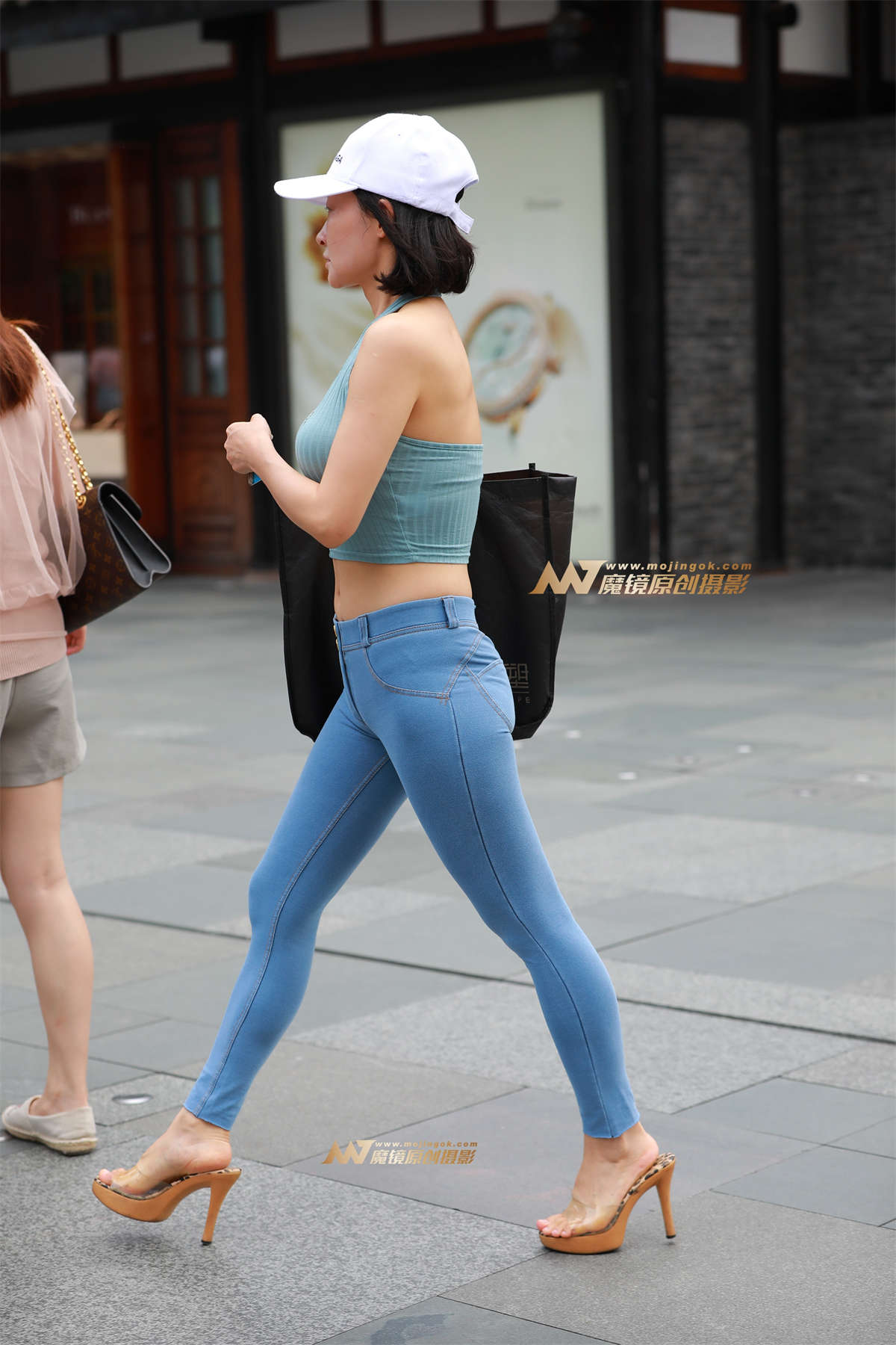 图片[2]-【视觉冲击赛帖】艳遇 小背心 紧身蜜桃裤-日更街拍