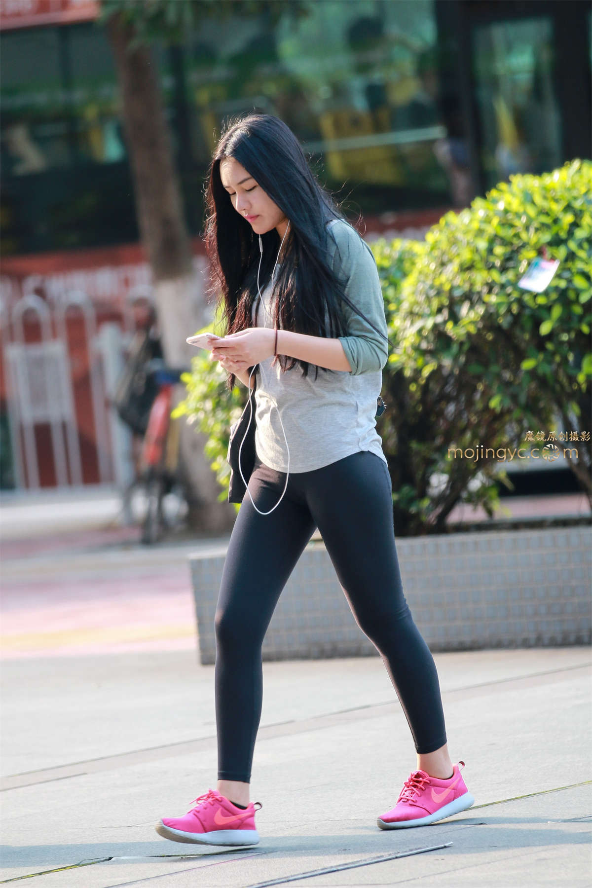 去健身的妹妹-日更街拍