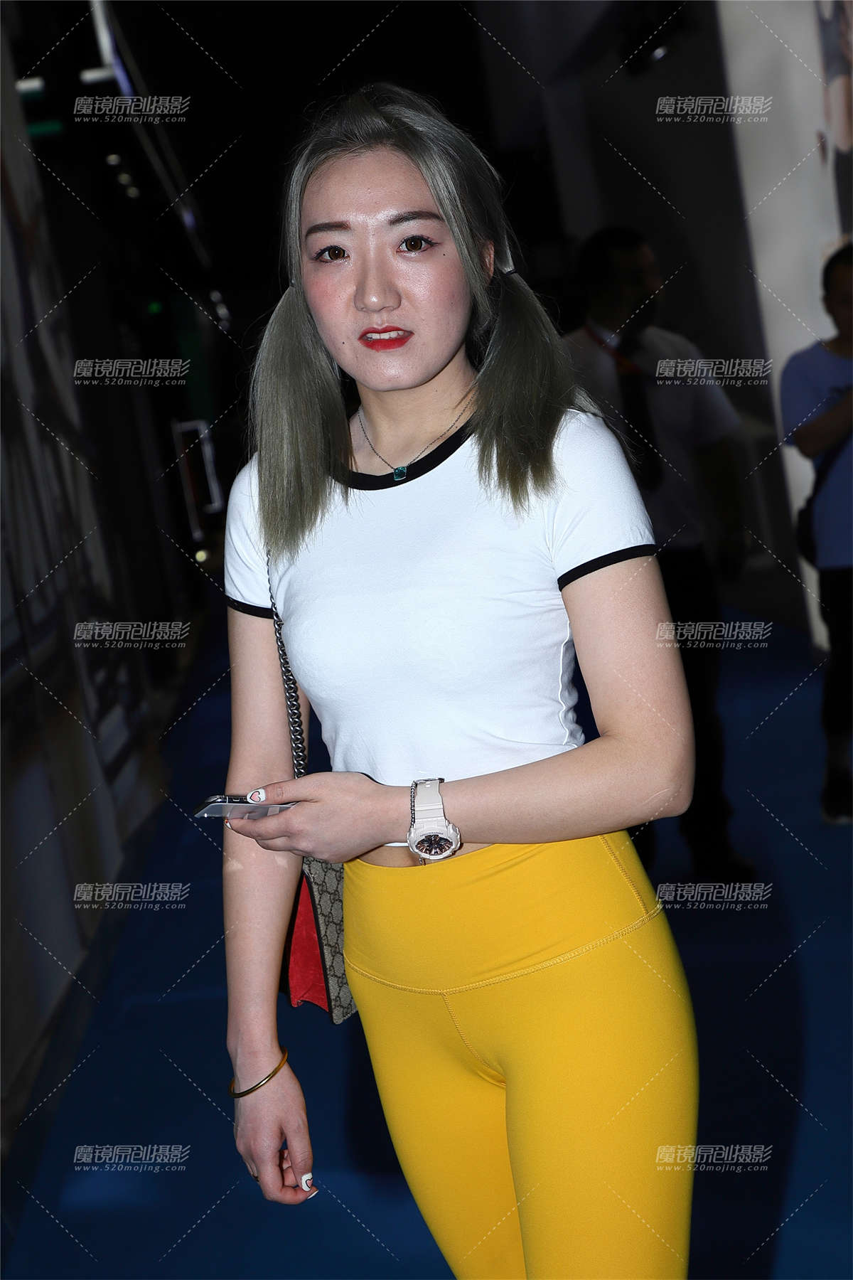 白衣黄色紧身运动裤美女-日更街拍