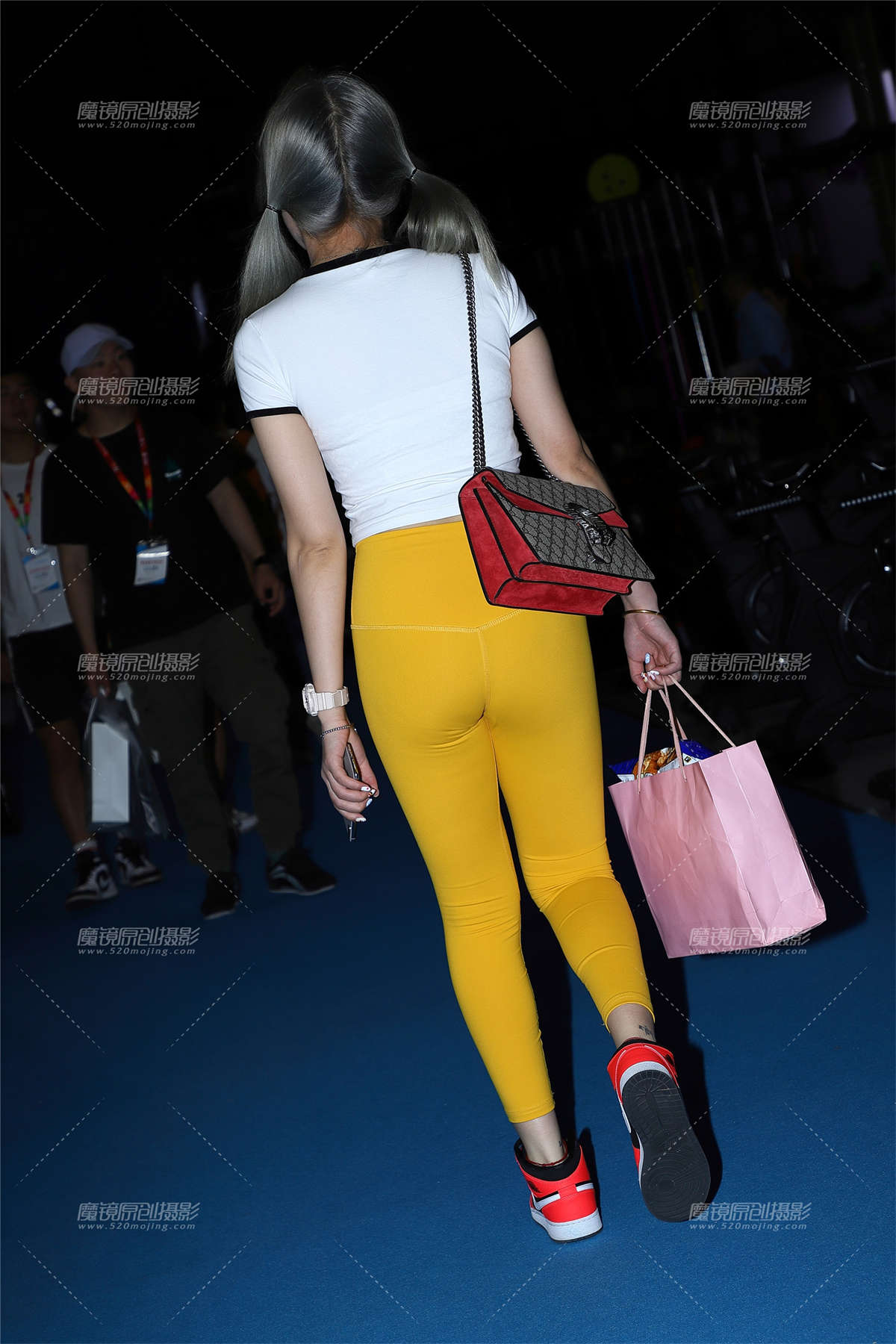 白衣黄色紧身运动裤美女插图1