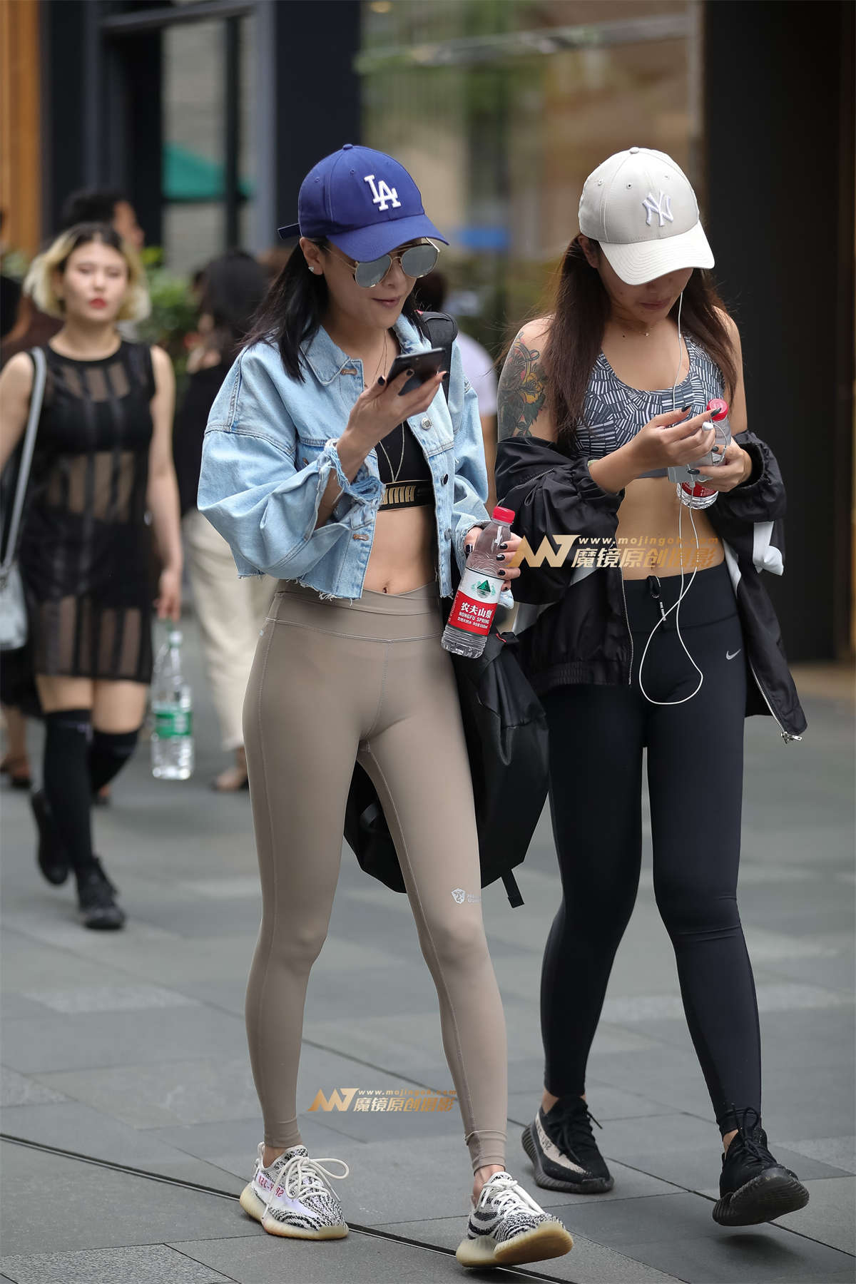【凯恩赛帖】极品鸭舌帽墨镜紧身瑜伽裤美女-日更街拍