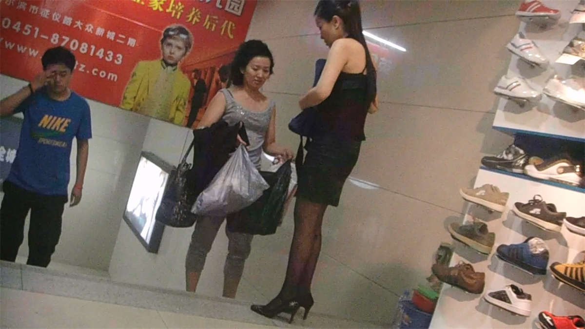 换裤子的美女-日更街拍